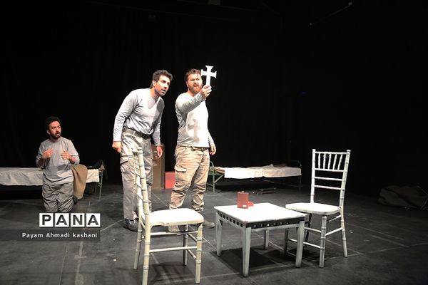 اجرای نمایش «به من میگن مک کنا»