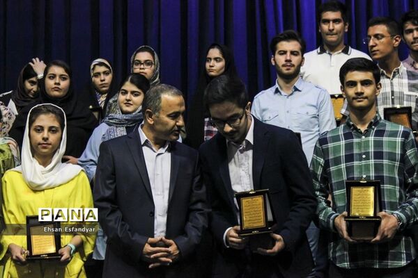 تجلیل از رتبه های زیر 1000 کنکور سراسری سال 97 آذربایجان شرقی