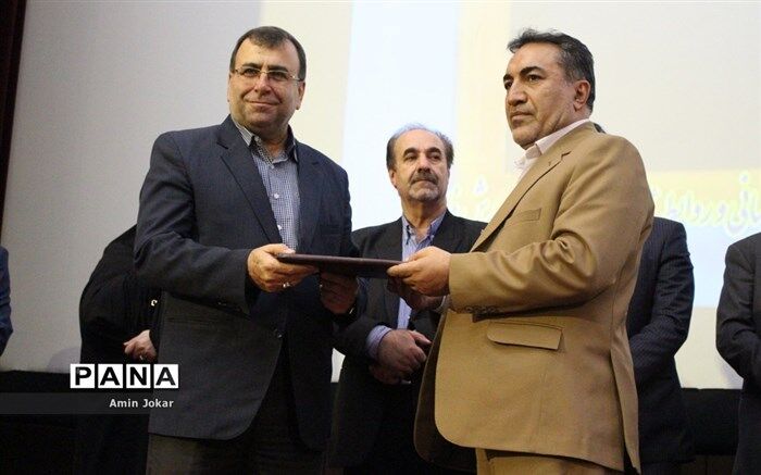 بهره گیری از خرد جمعی بهترین راه برون رفت از مشکلات آموزش و پرورش