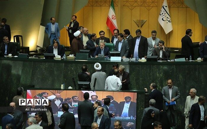 تشنج در جلسه علنی: وقتی وکیلی مانع فحاشی یک نماینده شد