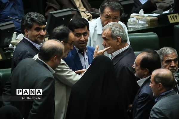 جلسه استیضاح وزیر امور اقتصادی و دارایی