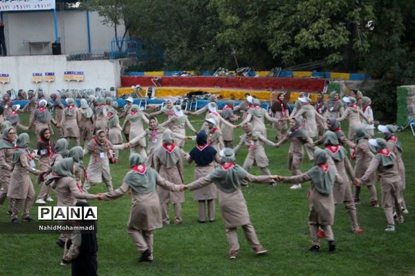 تمرین پیرامید دانش آموزان پیشتاز دختر در اردو ملی ۹۷