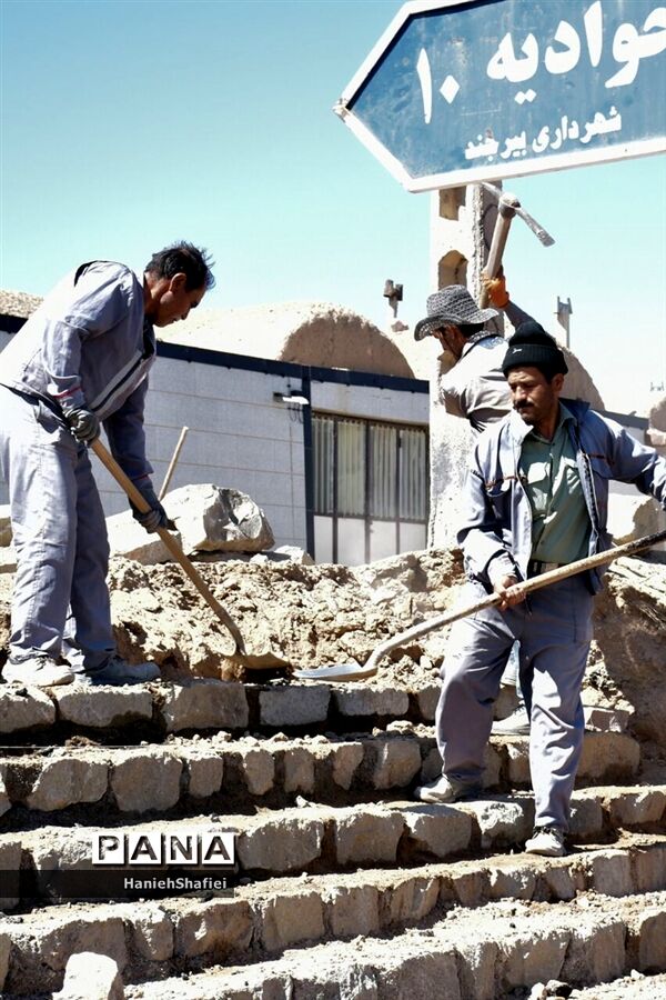 سنگ فرش کردن حاشیه خیابان در بلوار جوادیه