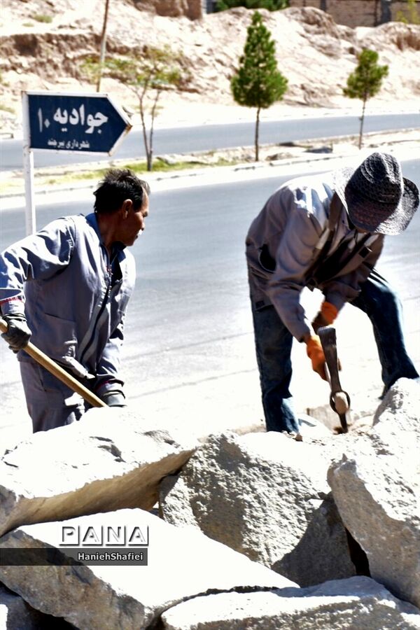 سنگ فرش کردن حاشیه خیابان در بلوار جوادیه