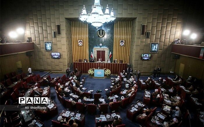 حاشیه‌های پنجمین اجلاسیه مجلس خبرگان رهبری: روحانی و شاهرودی غایب بودند