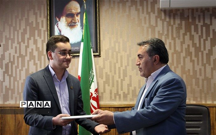 اعطای اعتبار نامه  اعضای مجلس دانش آموزی استان فارس