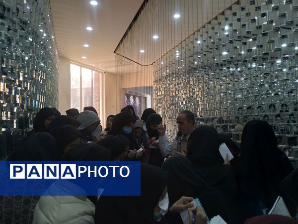 بازدید دانش‌آموزان پایه نهم دبیرستان دخترانه ابویی‌نژاد از موزه دفاع مقدس