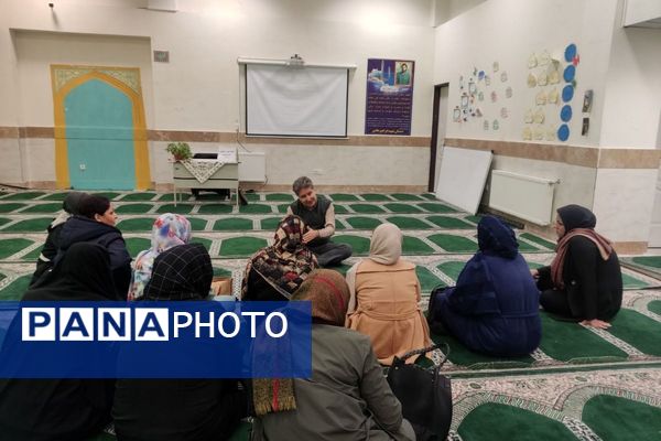 جلسه‌ آموزش خانواده در رباط‌کریم