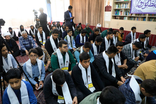 دیدار دانش آموزان بسیجی شهرستان بیرجند با نماینده ولی فقیه در استان