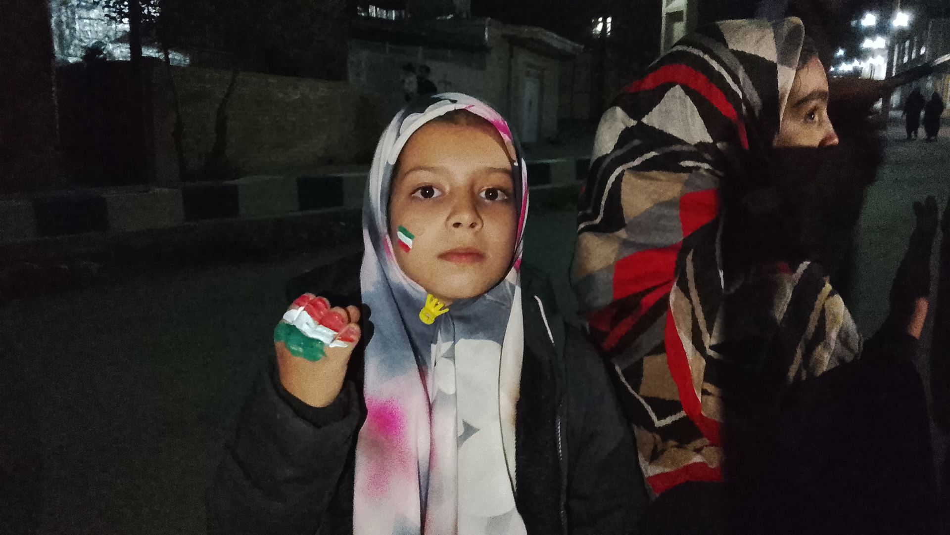 نقش زیبای پرچم ایران بر دستان کودکان حاج قاسم 