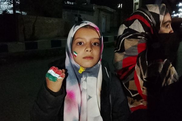 نقش زیبای پرچم ایران بر دستان کودکان حاج قاسم 