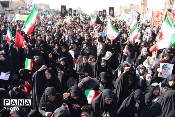 بیعت مردم دارالعباده شهر یزد با رهبر جدید انقلاب اسلامی ایران