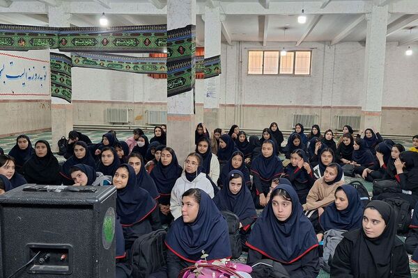 طنین نوای عشق و عزا؛ مراسم عزاداری دهه دوم فاطمیه در مدارس بهارستان‌دو