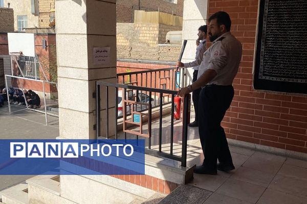 حضور قهرمانان بی‌ادعا در مدرسه حاج مهدی رسولی در هفته پدافند غیر عامل