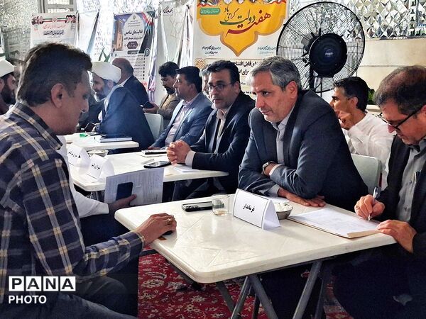 برپایی میز ارتباطات مردمی مسئولان کاشمر در هفته دولت