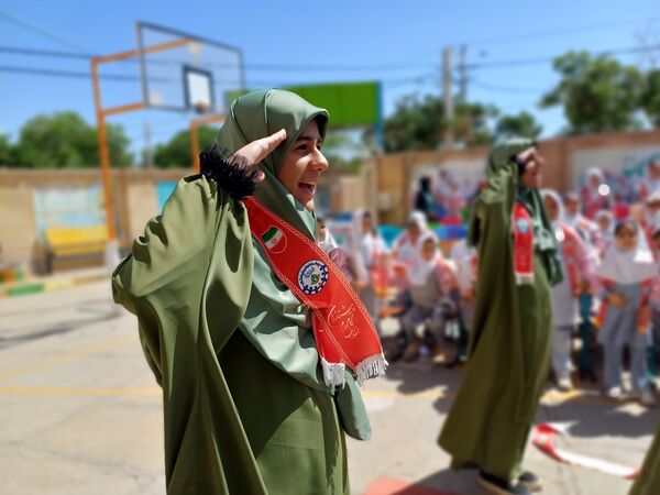 نواختن زنگ سپاس معلم در دبستان دخترانه شاهد نرگس