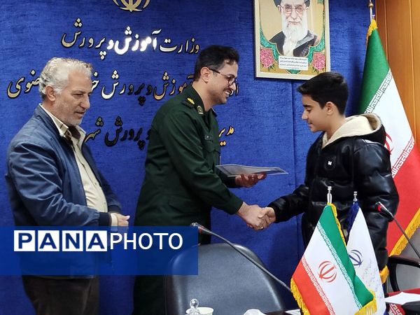 نشست فرماندهان بسیج دانش آموزی مدارس با مسئول بسیج دانش آموزی کاشمر