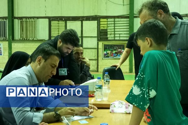 حضور پرشور کودکان در کنار والدین پای صندوق‌های رای نصیرشهر 