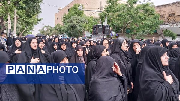 کاروان عزاداری شهیدان خدمت در خیابان‌های شهر اراک
