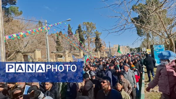 خروش مردم دامغان در راهپیمایی ۲۲ بهمن