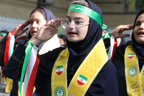 هم‌سرایی هزار نفری دانش‌آموزان یاور انقلاب در اسلامشهر