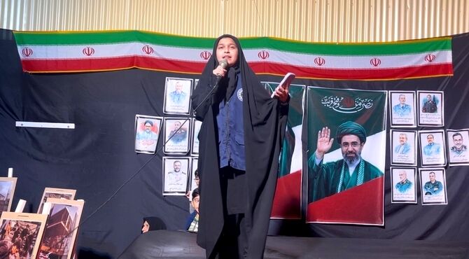 رجز خوانی دانش آموز پیشتاز و خبرنگار پانا در میدان شهید مطهری مشهد مقدس