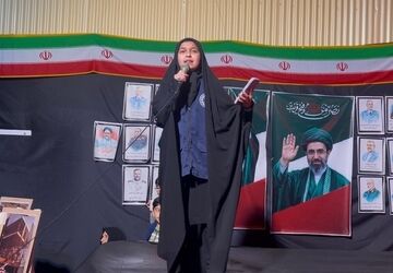 رجز خوانی دانش آموز پیشتاز و خبرنگار پانا در میدان شهید مطهری مشهد مقدس