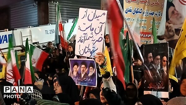 در سپیدای تاریکی ، مردم فریاد روشنی زدند