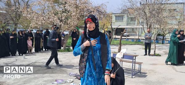 نمایش دانش‌آموزان دختر در سوگ شهدای میناب