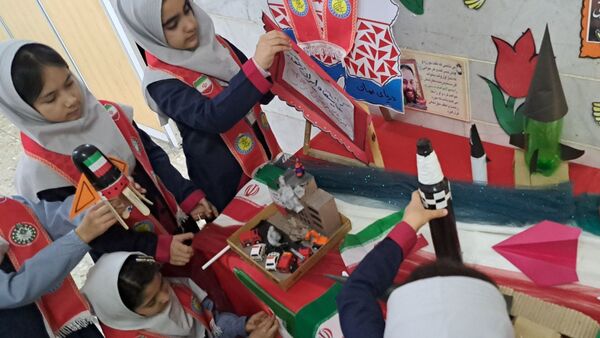 نمایشگاه ایران مقتدر در دبستان دخترانه فرهنگیان ۱
