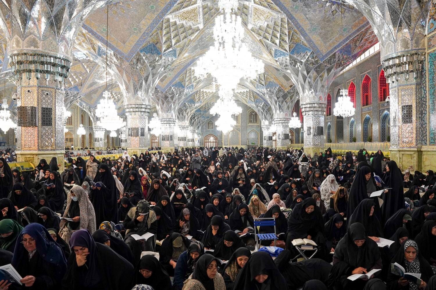 قرائت دعای‌ام داوود در حرم مطهر رضوی