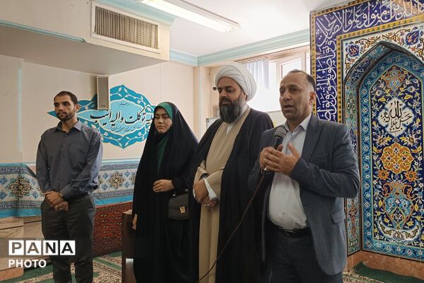 اقامه نماز جماعت در دبیرستان فاطمیه