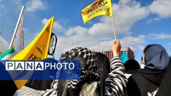 دانش‌آموزان پرچمداران استکبارستیزی در ۱۳ آبان