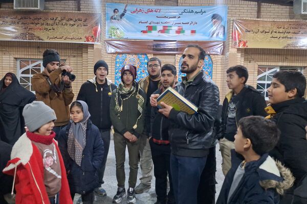 غبارروبی مزار شهدای گمنام توسط نوجوانان جهادگر شیرازی