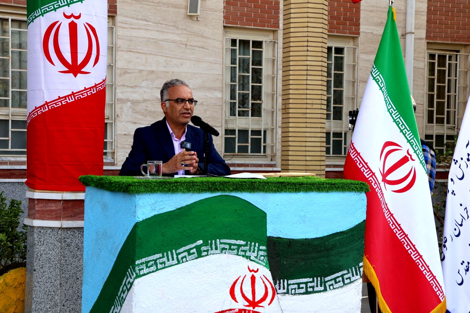 مدرسه سنگر امروز برای مبارزه با جهل و تهاجم فرهنگی است