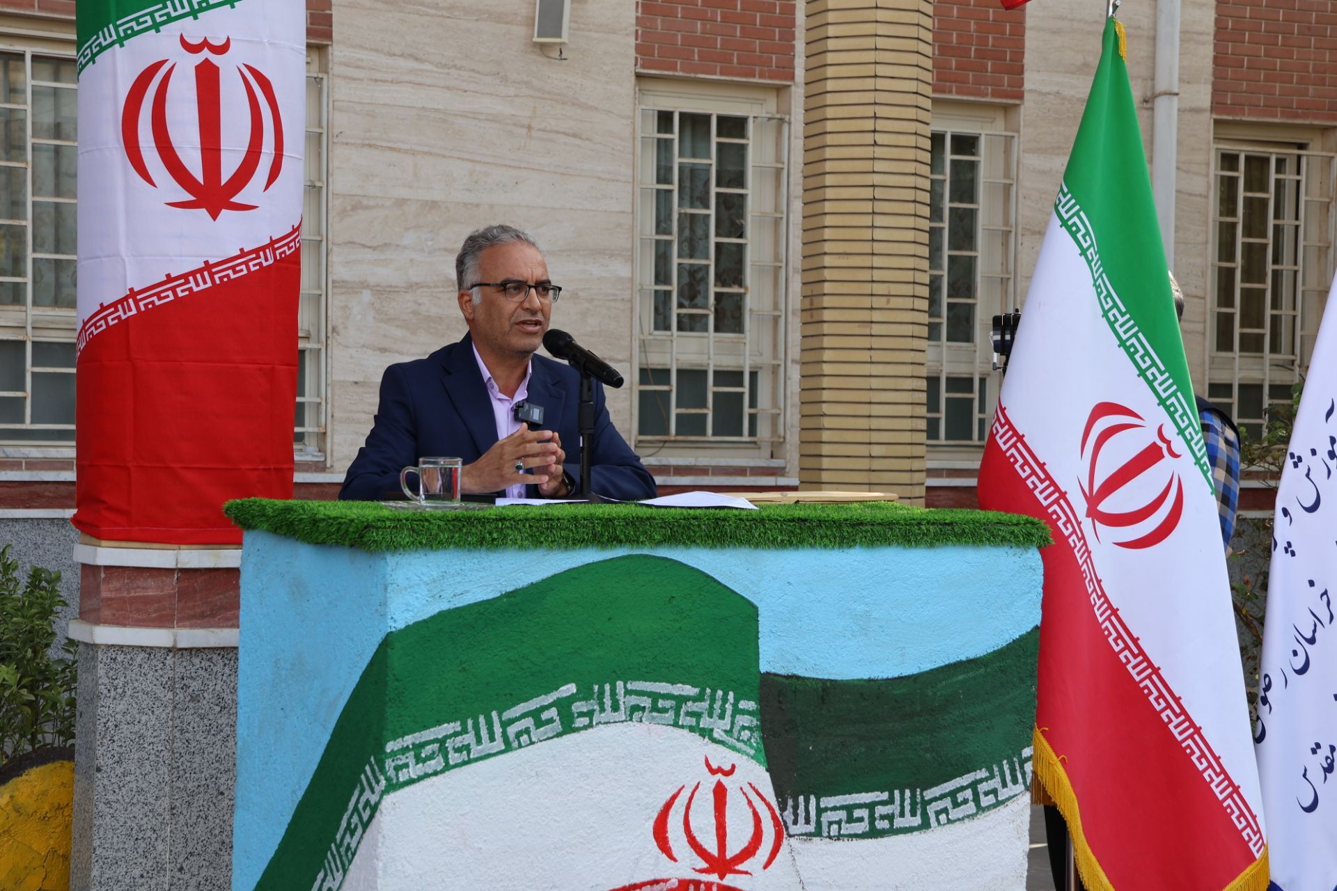 مدرسه سنگر امروز برای مبارزه با جهل و تهاجم فرهنگی است