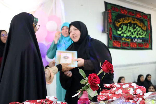 تقدیر از دانش آموزان برتر دبیرستان دخترانه سیداحمد فاتحی یک قم 