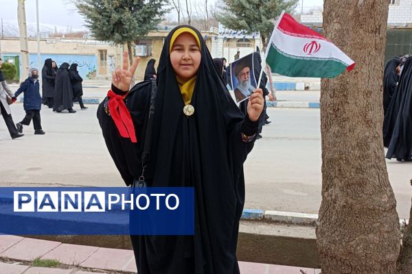 دانش‌آموزان دالاهو در راهپیمایی ۲۲ بهمن غوغا کردند