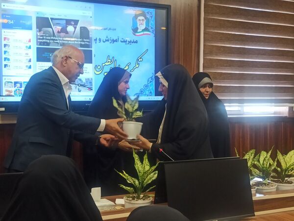 مراسم تقدیر از رابطین امور بانوان مدارس ناحیه یک شهرری