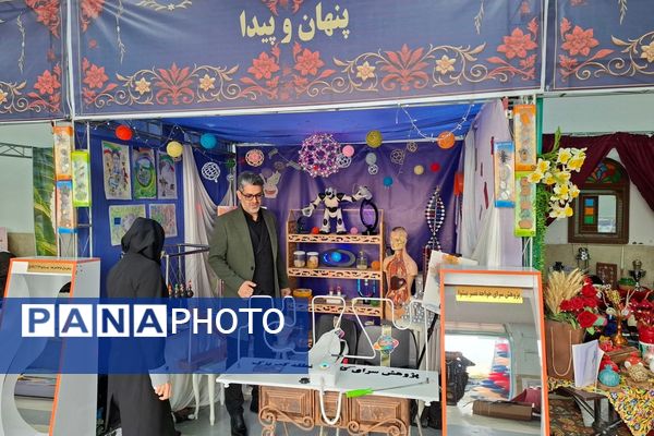 بازدید رئیس اداره آموزش و پرورش کهریزک از نمایشگاه دستاوردهای دانش‌آموزی در اداره کل آموزش و پرورش شهرستانهای تهران 