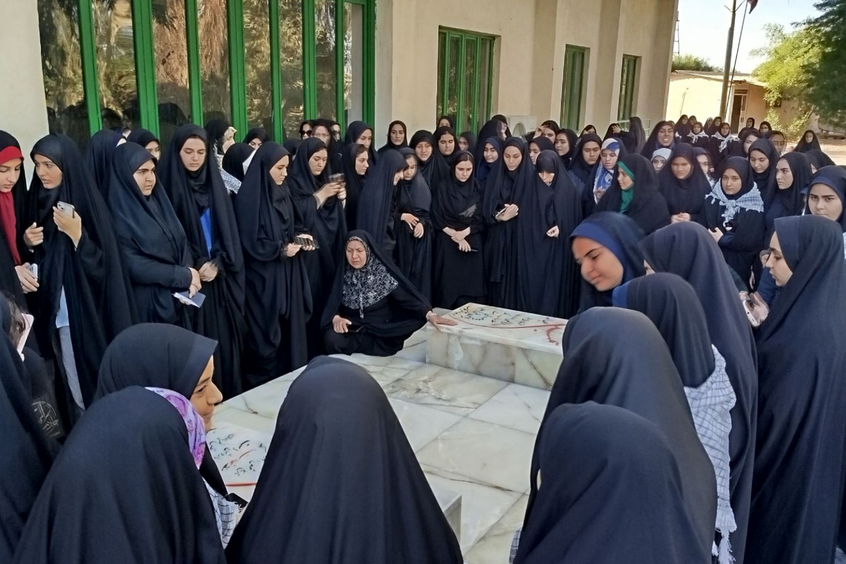 نخستین ایستگاه راهیان نور؛ حضور دانش‌آموزان رباط‌کریم در یادمان دوکوهه