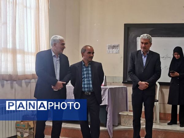 بازدید معاون آموزش متوسطه خراسان رضوی از کارگاه کامپیوتر دبیرستان زینب کاشمر