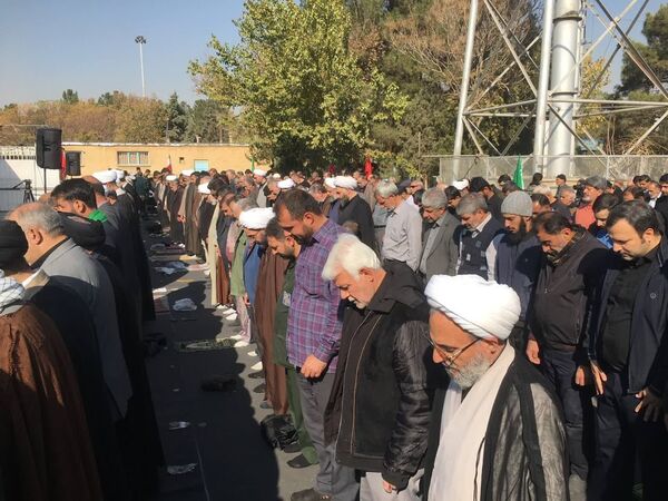 اقامه نماز باران در گلستان شهدا اصفهان به امامت  حضرت آیت‌ الله مهدوی