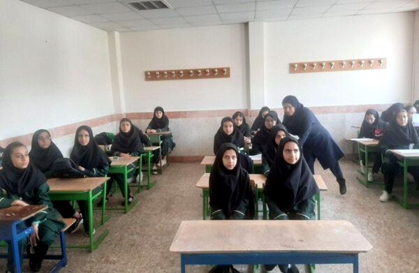 جشن جوانه‌ها و مراسم آغاز پایه هفتم در دبیرستان دخترانه فاطمه الزهرا در شهرستان فیروزکوه