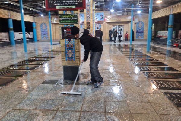 غبارروبی مزار شهدای گمنام توسط نوجوانان جهادگر شیرازی