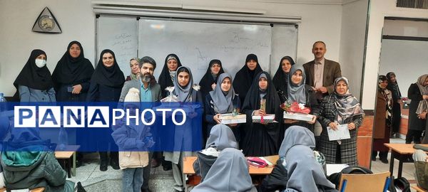 تجلیل از نخبگان آموزشی در دبیرستان شهیده محبوبه دانش