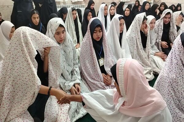 اقامه نماز جماعت در دبیرستان شهید مجید دهنوی نیشابور