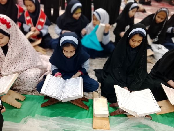 محفل انس با قرآن با حضور دانش آموزان دبستان دخترانه ناهید نخودی