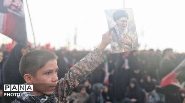شکوه ایثار در قم؛ پیکر شهید ایران بر دستان ملت تشییع شد