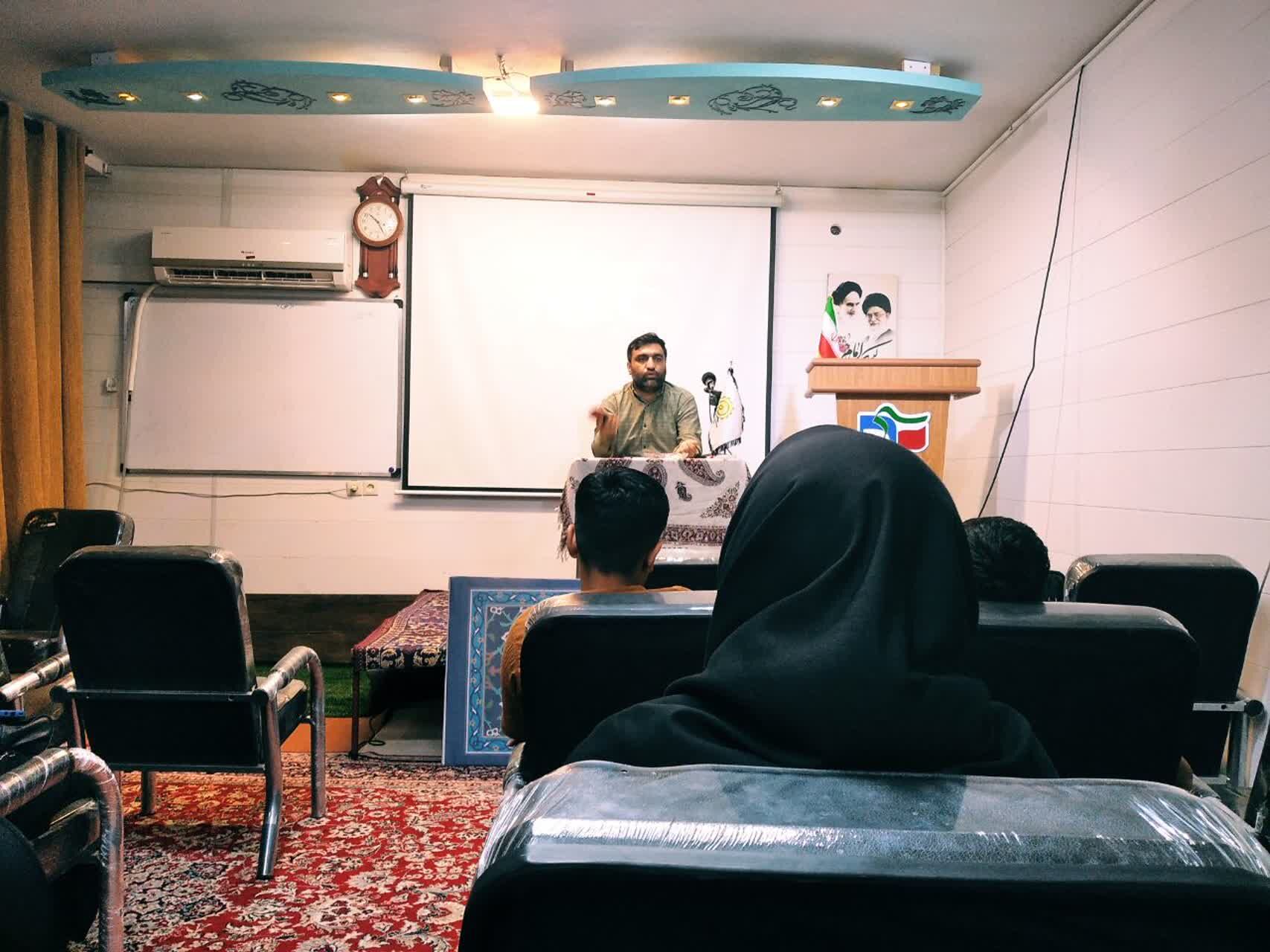 دوره آموزش خبرنگاری و موبایل‌گرافی در کازرون آغاز برای پیشرفت شهرستان است